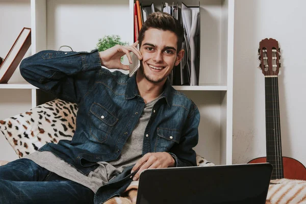 Hombre con teléfono móvil — Foto de Stock