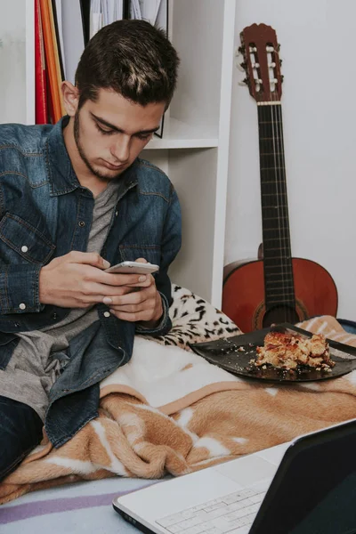 Man med mobiltelefon — Stockfoto