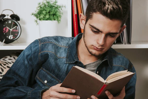 Homem com livro — Fotografia de Stock