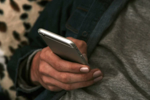 Mãos com o telefone celular — Fotografia de Stock