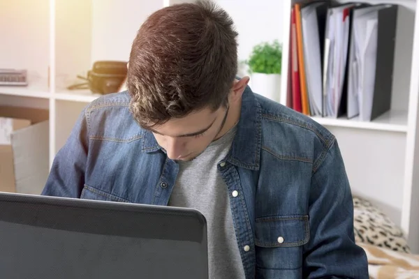 Man with computer laptop — Stock Photo, Image