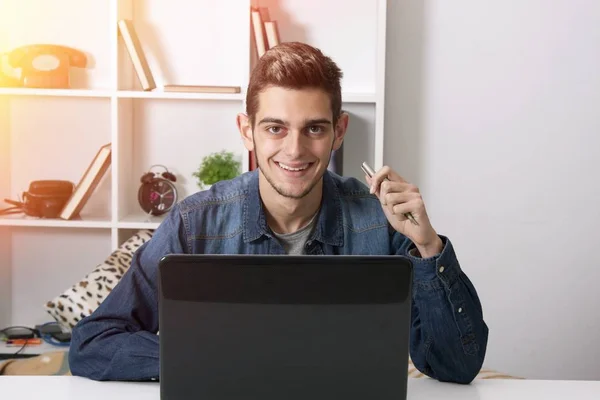 Hombre con ordenador portátil — Foto de Stock