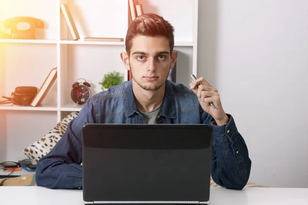 Mannen med dator laptop — Stockfoto