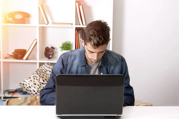 Mannen med dator laptop — Stockfoto