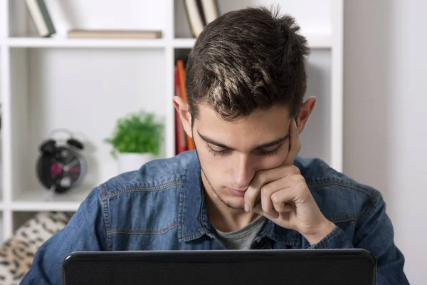 Mannen med dator laptop — Stockfoto