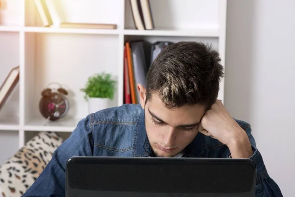 Mannen med dator laptop — Stockfoto