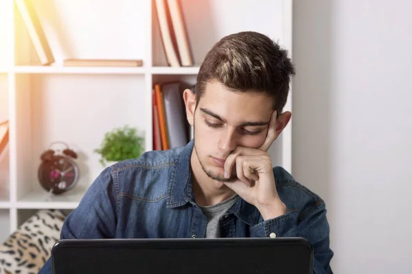 Mannen med dator laptop — Stockfoto