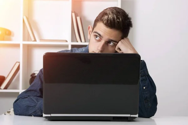 Adam bilgisayar dizüstü bilgisayar ile — Stok fotoğraf