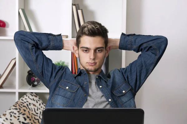 Man with computer laptop — Stock Photo, Image