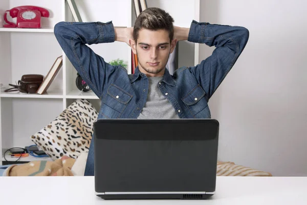 Mannen med dator laptop — Stockfoto