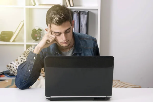 Mannen med dator laptop — Stockfoto