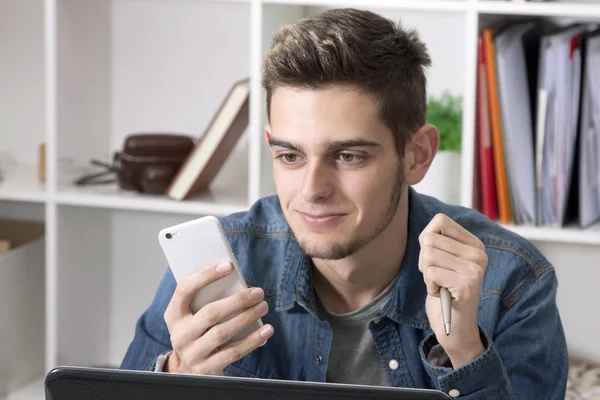 Moderna människan med rörlig pone och laptop — Stockfoto