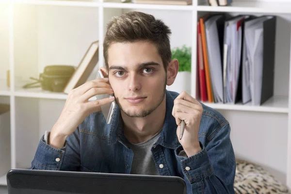 Moderna människan med rörlig pone och laptop — Stockfoto