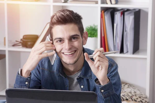 Moderna människan med rörlig pone och laptop — Stockfoto