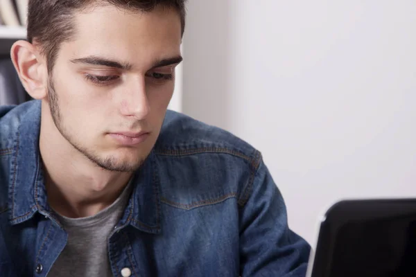 Retrato del hombre joven —  Fotos de Stock