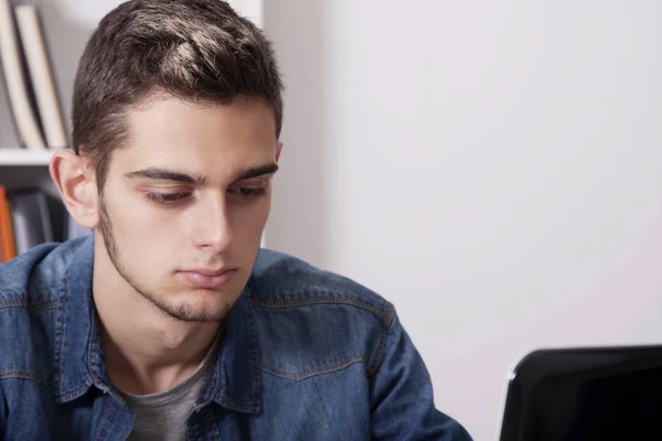 Retrato del hombre joven —  Fotos de Stock