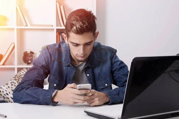 Ung man med mobiltelefon — Stockfoto