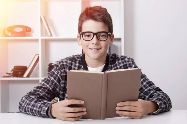 Studenti, bambino con libri — Foto Stock