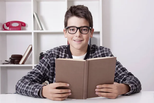 Schüler, Kind mit Büchern — Stockfoto