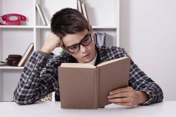 Estudantes, criança com livros — Fotografia de Stock