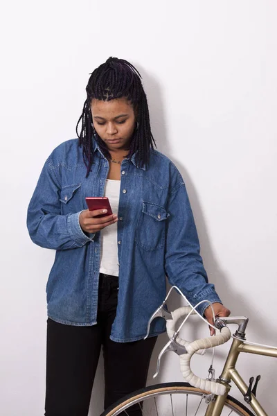 Fiatal nő mobiltelefonnal — Stock Fotó