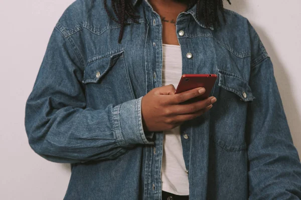 Frau mit Handy in der Hand — Stockfoto