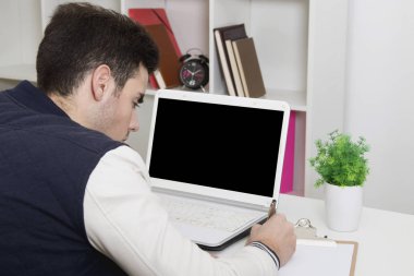 bilgisayar dizüstü genç adamla