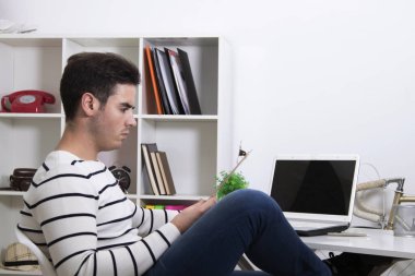 adam evde üstünde senin okul sırası