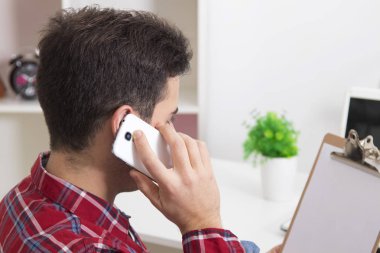 Cep telefonlu genç adam.