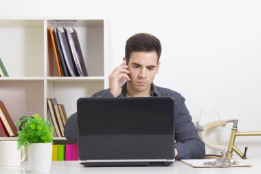 Mobil telefonla konuşan adam 