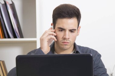 Mobil telefonla konuşan adam 