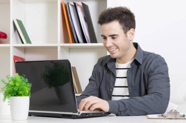 dizüstü bilgisayar ile çalışan adam