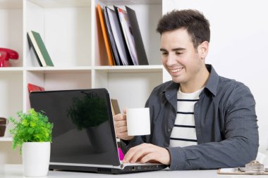 dizüstü bilgisayar ile çalışan adam