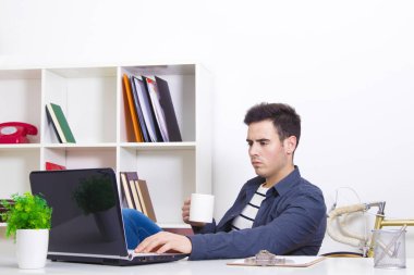 dizüstü bilgisayar ile çalışan adam