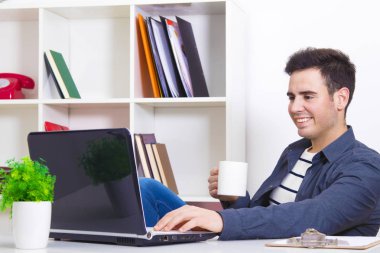 dizüstü bilgisayar ile çalışan adam