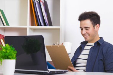 dizüstü bilgisayar ile çalışan adam