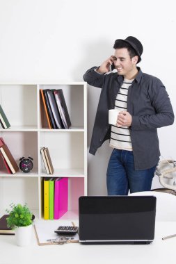 Cep telefonlu genç adam.