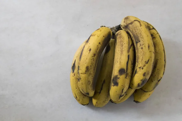 Plátano natural sobre la mesa — Foto de Stock