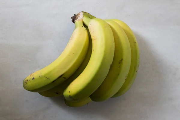 Plátano natural sobre la mesa —  Fotos de Stock