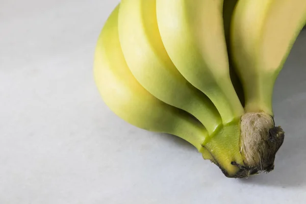 Banana naturale sul tavolo — Foto Stock
