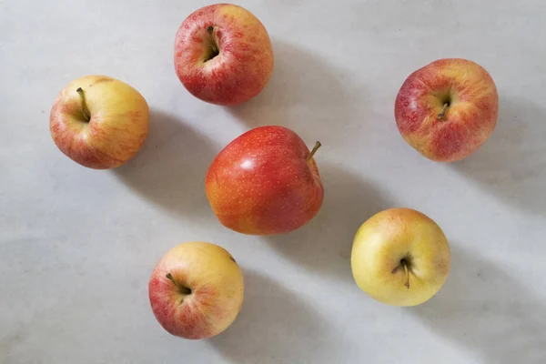 Naturliga äpplen bakgrund — Stockfoto