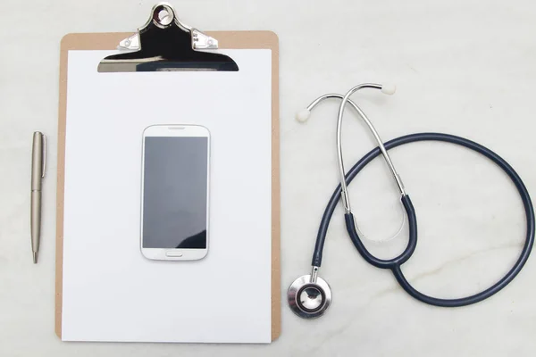 Medyczne folder puste na pulpicie — Zdjęcie stockowe