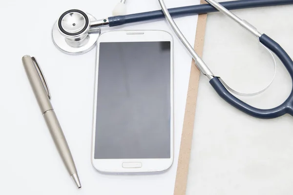 Мобільний телефон на стільниці лікаря — стокове фото