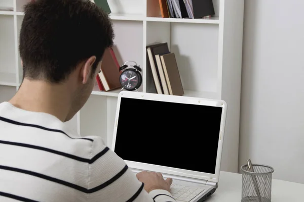 Jovem com computador portátil — Fotografia de Stock