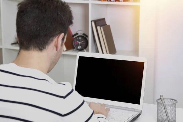 Ung man med dator laptop — Stockfoto