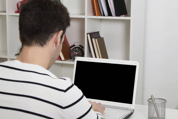 Bilgisayar dizüstü genç adamla — Stok fotoğraf
