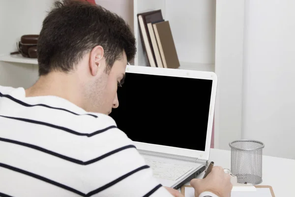 Jovem com computador portátil — Fotografia de Stock