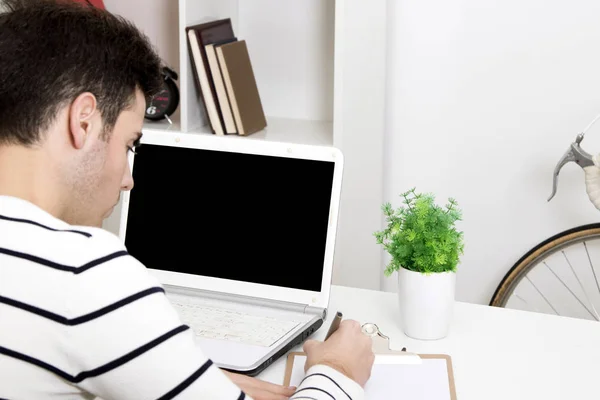 Молода людина з комп'ютерним ноутбуком — стокове фото