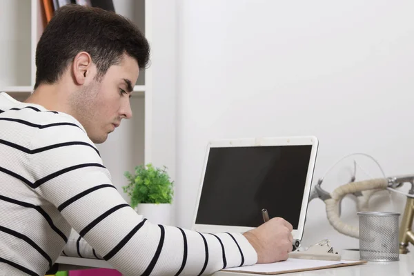 Jonge man met computer laptop — Stockfoto