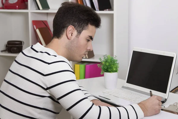 Mladý muž s počítači laptop — Stock fotografie